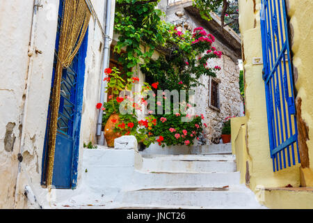 Strada stretta nel villaggio di Kritsa vicino a Agios Nikolaos, Creta, Grecia Foto Stock