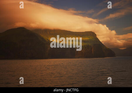 Tramonto su i fiordi delle isole Faroer Foto Stock