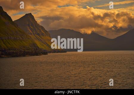 Tramonto su i fiordi delle isole Faroer Foto Stock