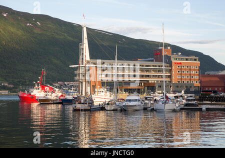 La moderna architettura di Hotel Scandic e barche nel porto, centro di Tromso, Norvegia Foto Stock