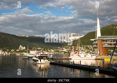 La moderna architettura di Hotel Scandic e barche nel porto, centro di Tromso, Norvegia Foto Stock