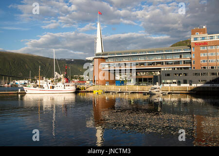 La moderna architettura di Hotel Scandic e barche nel porto, centro di Tromso, Norvegia Foto Stock