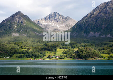 Ripide montagne sull isola Grytoya, Troms County, nel nord della Norvegia Foto Stock