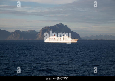 La nave di crociera passando montagne delle isole Lofoten, Nordland, Norvegia Foto Stock