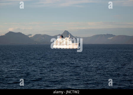 La nave di crociera passando montagne delle isole Lofoten, Nordland, Norvegia Foto Stock