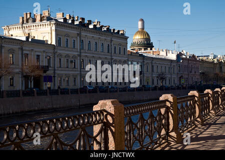 Argine del fiume Moika e cupola della cattedrale di San Isacco a San Pietroburgo, Russia Foto Stock