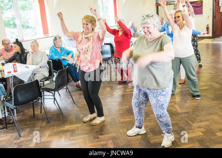 Zumba,aerobica,ballo,tenere fit,fitness,l'esercizio,programma,prestazioni, dimostrazione,class,a,Village Hall,Llansaint, villaggio,Carnevale,Galles,U.K.UK, Foto Stock