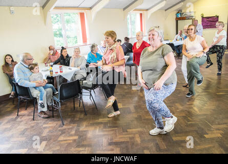 Zumba,aerobica,ballo,tenere fit,fitness,l'esercizio,programma,prestazioni, dimostrazione,class,a,Village Hall,Llansaint, villaggio,Carnevale,Galles,U.K.UK, Foto Stock