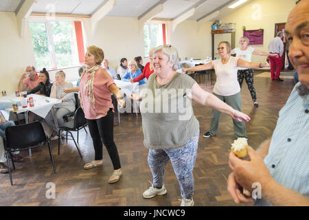 Zumba,aerobica,ballo,tenere fit,fitness,l'esercizio,programma,prestazioni, dimostrazione,class,a,Village Hall,Llansaint, villaggio,Carnevale,Galles,U.K.UK, Foto Stock