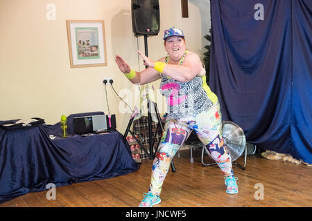 Zumba,aerobica,ballo,tenere fit,fitness,l'esercizio,programma,prestazioni, dimostrazione,class,a,Village Hall,Llansaint, villaggio,Carnevale,Galles,U.K.UK, Foto Stock