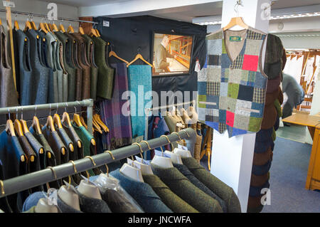 Tessuti a mano Donegal tweed giacche gilet che mostra i colori delicati di tradizionalmente tessitura a mano tweed. Ardara, County Donegal, Irlanda Foto Stock