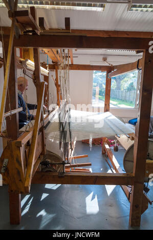 Tradizionali mano weaver Eddie Doherty al suo telaio a Ardara, County Donegal, Irlanda Foto Stock