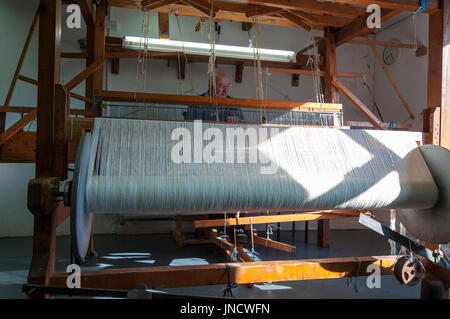 Tradizionali mano weaver Eddie Doherty al suo telaio a Ardara, County Donegal, Irlanda Foto Stock