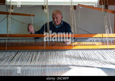 Tradizionali mano weaver Eddie Doherty al suo telaio a Ardara, County Donegal, Irlanda Foto Stock