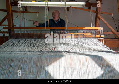 Tradizionali mano weaver Eddie Doherty al suo telaio a Ardara, County Donegal, Irlanda Foto Stock