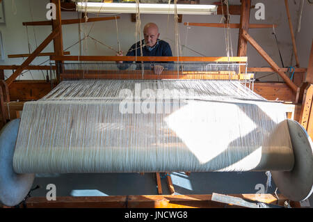 Tradizionali mano weaver Eddie Doherty al suo telaio a Ardara, County Donegal, Irlanda Foto Stock