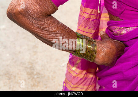 Senior donna con schiave e colorati Sari in Pune, Maharashtra, India Foto Stock