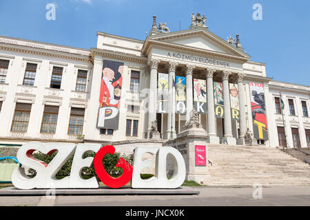 SZEGED, UNGHERIA - 21 luglio 2017: edificio principale di Mora Ferenc Museum alla fine del pomeriggio, con il logo di Szeged davanti. È il principale museo Foto Stock