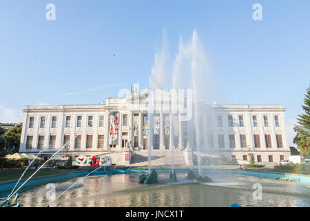 SZEGED, UNGHERIA - 21 luglio 2017: edificio principale di Mora Ferenc Museum alla fine del pomeriggio, con fontane di fronte. È il principale museo in Sze Foto Stock