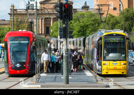 I tram a Victoria Square Adelaide, Australia del Sud. Foto Stock