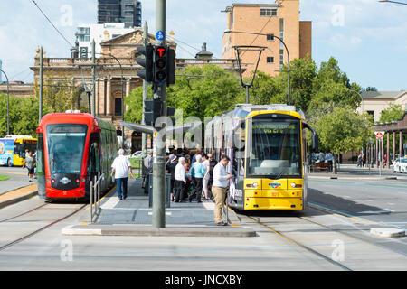 I tram a Victoria Square Adelaide, Australia del Sud. Foto Stock
