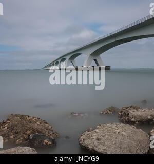 Una lunga esposizione foto del ponte di Zeeland, domenica 7 agosto, Zierikzee, Paesi Bassi Foto Stock