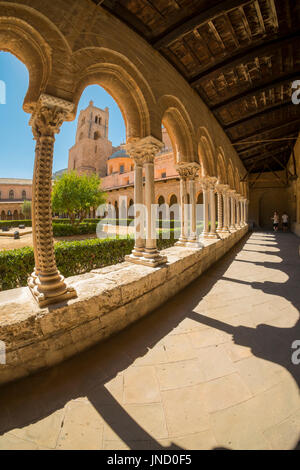 Il cortile della UNESCO Santa Maria Nuova, Cattedrale di Monreale, Palermo, Sicilia, Italia. Foto Stock