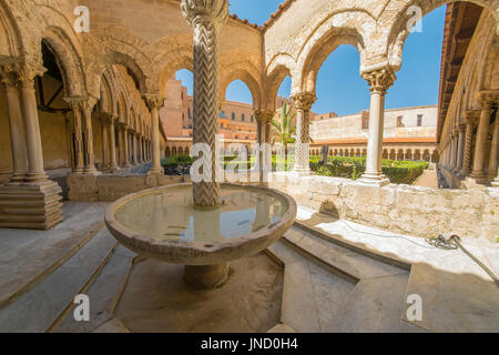 Uno stile arabo fontana nella abbazia di Monreale, Palermo, Sicilia. Foto Stock