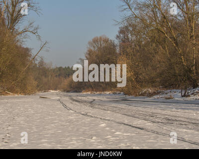 Tracce di sci sul fiume congelato swider in jozefow Foto Stock