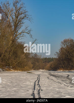 Tracce di sci sul fiume congelato swider in jozefow Foto Stock