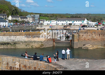 Visitatori intorno al porto in porthleven, Cornwall, Inghilterra, Regno Unito. Foto Stock