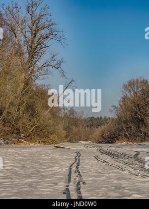 Tracce di sci sul fiume congelato swider in jozefow Foto Stock