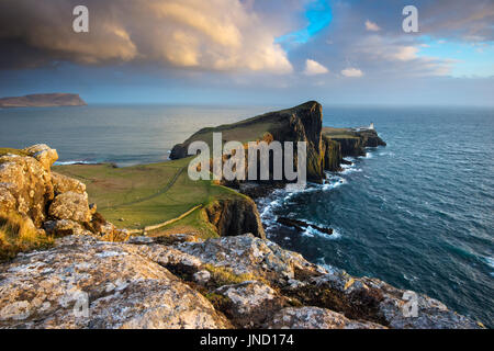 Neist Point Lighthouse sull'Isola di Skye, Ebridi Interne, Scozia Foto Stock