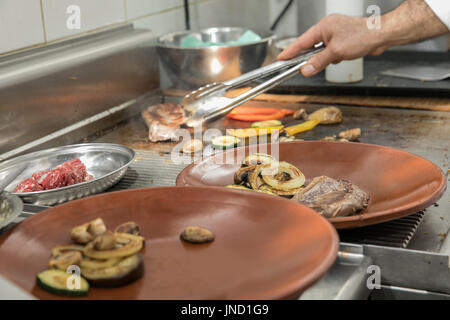 Preparare il cileno pasto nel ristorante cileno in Polonia. Foto Stock