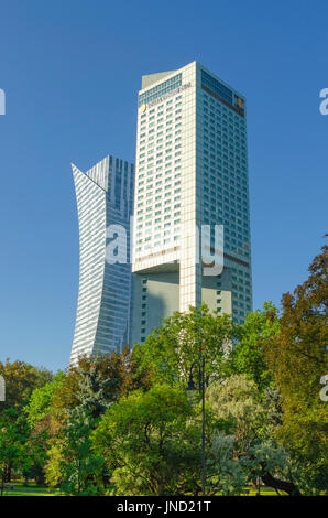 Varsavia, Polonia - 27 agosto 2016: Hotel InterContinental edificio progettato da Tadeusz Spychala e Zlota 44 residencial grattacielo progettato dal famoso Foto Stock