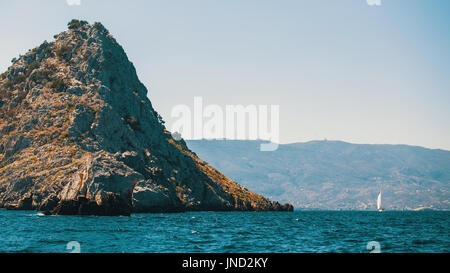 Rupi costiere nel mare Egeo e le isole greche. Foto Stock