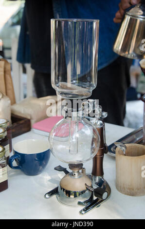 Popolo tailandese uso Syphon caffettiera realizzata caffè caldo per mostrare e per la vendita a persone in negozio in organico di mercato su gennaio 29, 2017 in Nakhon Ratchasima, T Foto Stock