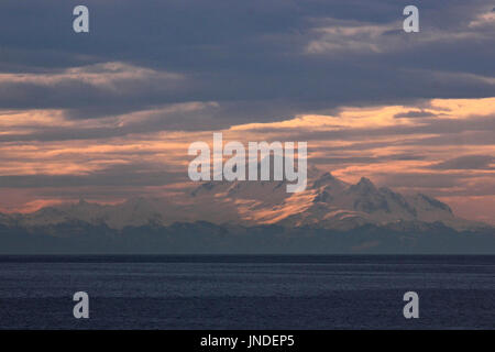 Alba e le nuvole sopra il Monte Baker visto dal traghetto da Nanaimo a Vancouver Foto Stock