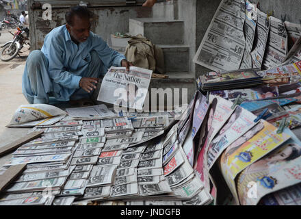 Uomo pakistano legge un giornale con front page news di banditi pakistani ex primo ministro Nawaz Sharif.Pakistan la Corte Suprema Il 28 luglio squalificato Primo ministro Nawaz Sharif da ufficio pubblico oltre a lunga esecuzione accuse di corruzione, una decisione che ousts lui dalla premiership per la terza volta. La sentenza si immerge il paese in carni tumulto politico circa un anno prima del previsto le elezioni generali che avrebbe visto Sharif è diventato il primo Primo Ministro pakistano per completare una piena di 5 anno. (Foto di rana Sajid Hussain/Pacific Stampa) Foto Stock