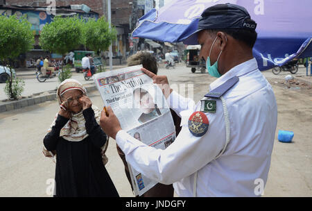 Uomo pakistano legge un giornale con front page news di banditi pakistani ex primo ministro Nawaz Sharif.Pakistan la Corte Suprema Il 28 luglio squalificato Primo ministro Nawaz Sharif da ufficio pubblico oltre a lunga esecuzione accuse di corruzione, una decisione che ousts lui dalla premiership per la terza volta. La sentenza si immerge il paese in carni tumulto politico circa un anno prima del previsto le elezioni generali che avrebbe visto Sharif è diventato il primo Primo Ministro pakistano per completare una piena di 5 anno. (Foto di rana Sajid Hussain/Pacific Stampa) Foto Stock