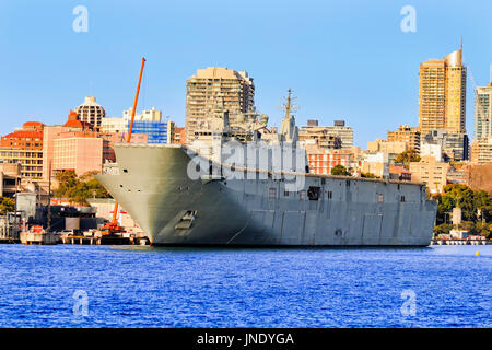 Portare flagship atterraggio elicottero portante di Canberra-class ancorata a Sydney Woolloomooloo cowper wharf sul servizio militare della Royal Australian Navy. Foto Stock