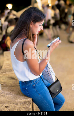 Dubrovnik Croazia - Agosto 18, 2016: giovane donna guardando nel suo telefono per le strade di Dubrovnik, Croazia Foto Stock