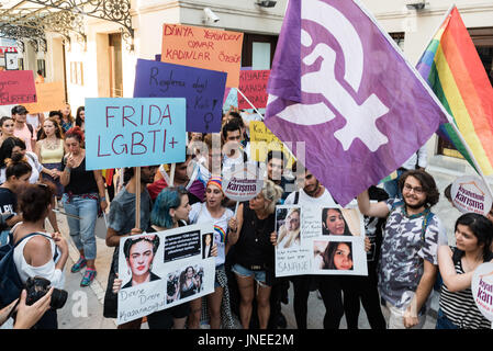 Istanbul, Turchia. 29 Luglio, 2017. Donne manifestanti nel rally di kadikoy contro le donne di interferenza di vestiti. Le donne portano'Do di non toccare i miei vestiti' banner: TURCHIA, Istanbul, 29 luglio 2017 Credit: isa özdere/Alamy Live News Foto Stock