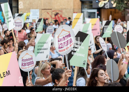 Istanbul, Turchia. 29 Luglio, 2017. Donne manifestanti nel rally di kadikoy contro le donne di interferenza di vestiti. Le donne portano'Do di non toccare i miei vestiti' banner: TURCHIA, Istanbul, 29 luglio 2017 Credit: isa özdere/Alamy Live News Foto Stock