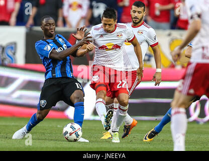 Harrison, NJ, Stati Uniti d'America. 29 Luglio, 2017. New York Red Bulls centrocampista Sean Davis (27) e impatto di Montreal centrocampista Ballou Tabla (13) battaglia per la palla durante una partita di MLS tra l impatto di Montreal e New York Red Bulls in Red Bull Arena di Harrison, NJ. Mike Langish/Cal Sport Media. Credito: csm/Alamy Live News Foto Stock