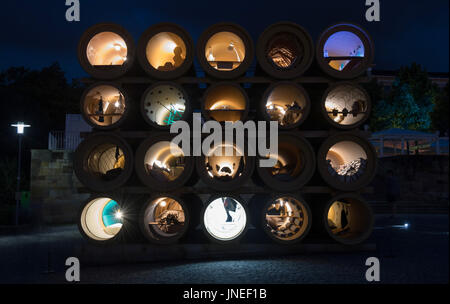 Kassel, Germania. 27 Luglio, 2017. Il night shot mostra documenta l'installazione illuminato realizzato in tubi fognari da Hiwa K di fronte alla torre Zwehren del Fridericianum di Kassel, Germania, 27 luglio 2017. La metà del tempo delle arti mostra documenta 14 ha superato la mostra corre ancora fino al 17 settembre 2017. Foto: Swen Pförtner/dpa/Alamy Live News Foto Stock