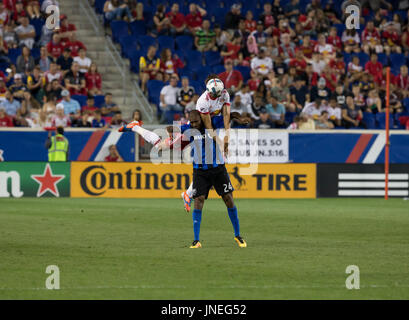 Harrison, Stati Uniti. 29 Luglio, 2017. Harrison NJ USA - Luglio 29, 2017: Sal Zizzo (15) di Red Bulls & Anthony Jackson-Hamel (24) lotta per la sfera durante il gioco MLS sulla Red Bull arena Red Bulls ha vinto 4 - 0 Credito: lev radin/Alamy Live News Foto Stock