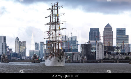 Woolwich, Londra, Regno Unito. Il 30 luglio, 2017. Quattro masted peruviano tall ship BAP Unione ha partì la capitale dopo la sua visita inaugurale a Londra. Ella fu commissionata nel 2016 e a 115 metri di lunghezza, è uno dei più grandi vele di navi di formazione mai a visitare Londra. Rob Powell/Alamy Live News Foto Stock