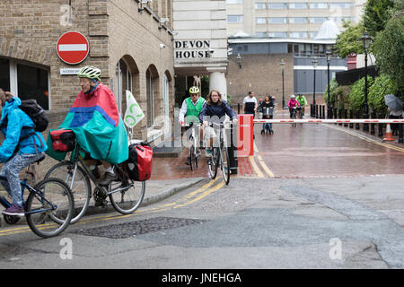 Londra, Regno Unito. 29 Luglio, 2017. I ciclisti sono visti a cavallo sul marciapiede vicino a St Katharine Docks di passare una barriera il giorno del viaggio Londra manifestazione ciclistica. Credito: Vickie Flores/Alamy Live News Foto Stock