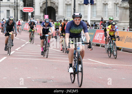 Il Mall. Londra. Regno Unito 30 luglio 2017 - Piloti sul Mall nel Prudential London-Surrey 100 sfida del ciclo. Migliaia di piloti prendere parte all'annuale RideLondon prudenziali, Surrey 100 e la classica manifestazione ciclistica. La 140km di corsa su strada in partenza e a Londra centrale. Il percorso è basato sul corso utilizzato durante le Olimpiadi del 2012 e tiene i piloti fuori Londra nel Surrey Hills. Credito: Dinendra Haria/Alamy Live News Foto Stock